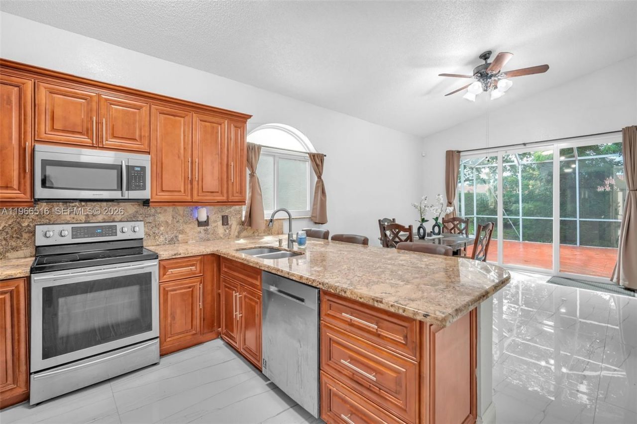 544 NW 159th Ln, Pembroke Pines, FL 33028 Photo