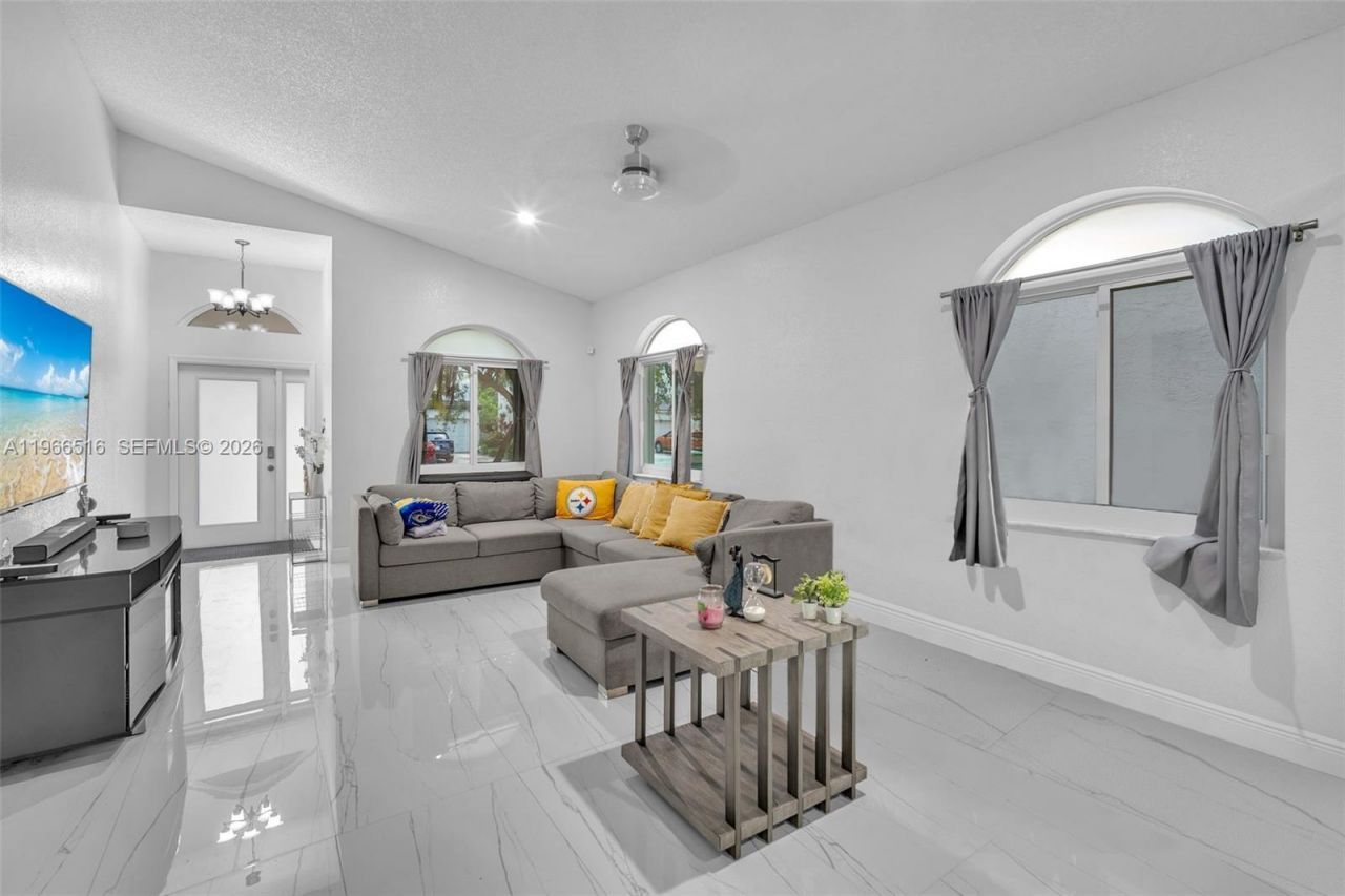 544 NW 159th Ln, Pembroke Pines, FL 33028 Photo