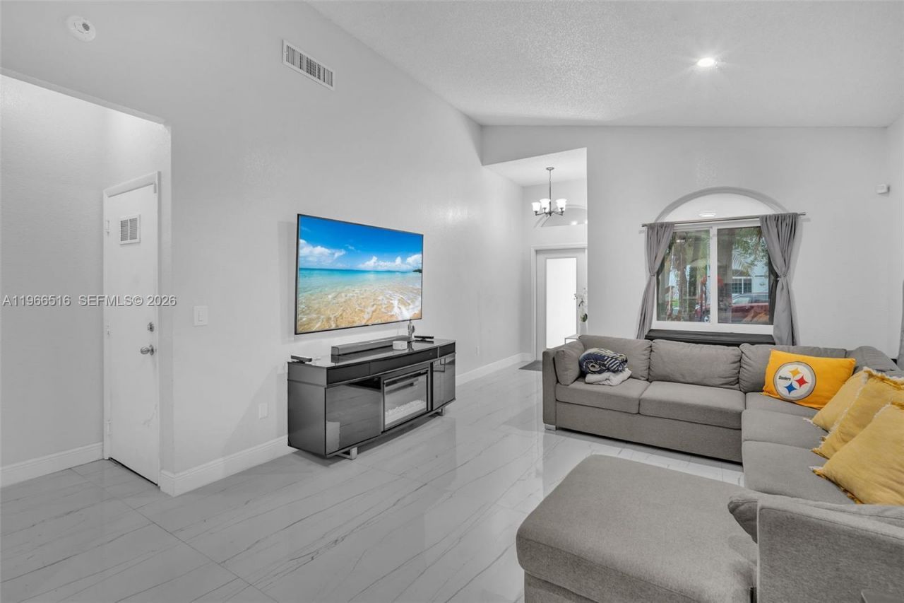 544 NW 159th Ln, Pembroke Pines, FL 33028 Photo