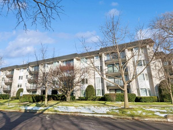 235 Ridge Road, Unit 4J, Wilmette, IL 60091