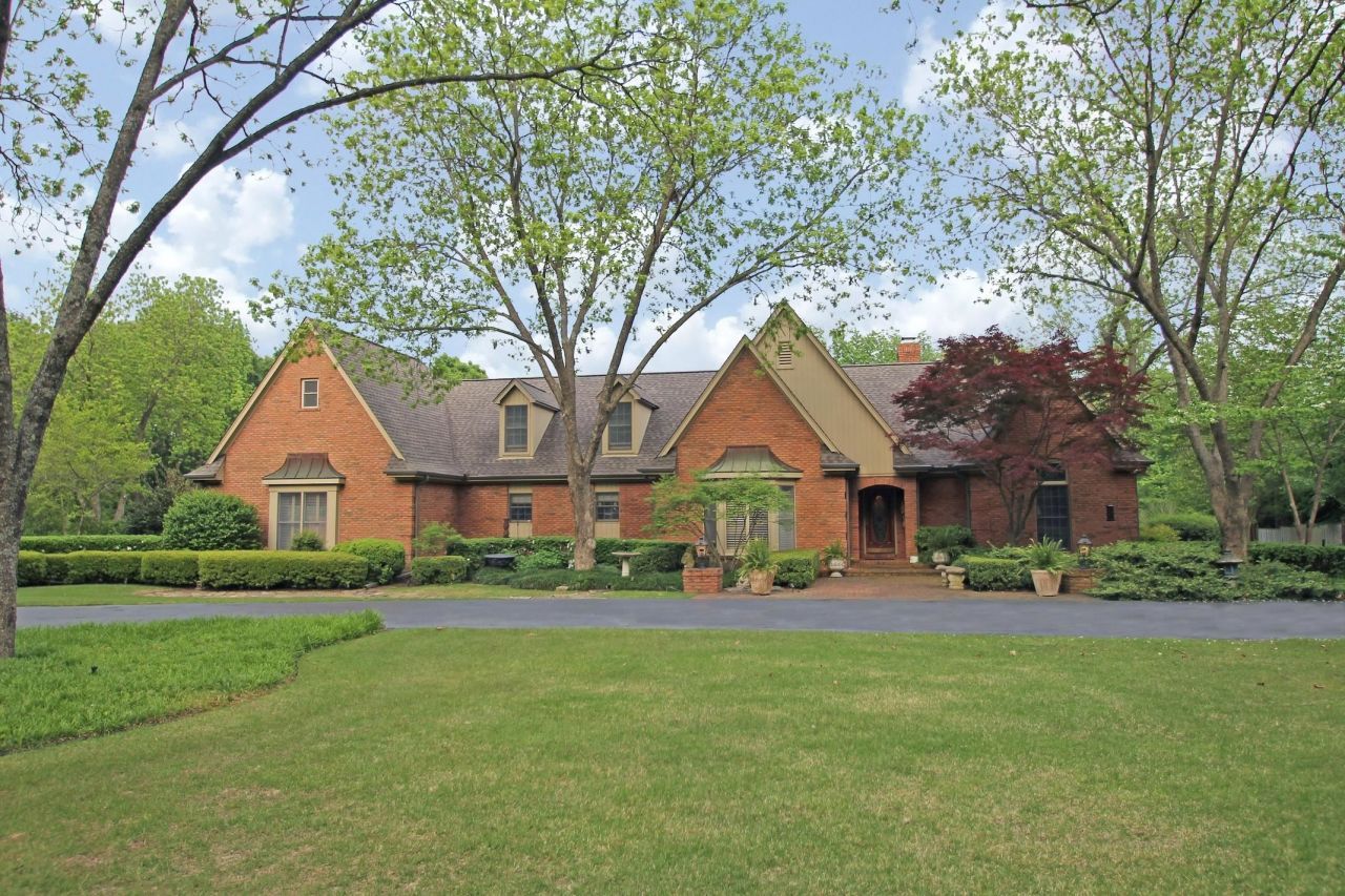 2370 JOHNSON RD Germantown, TN 38139