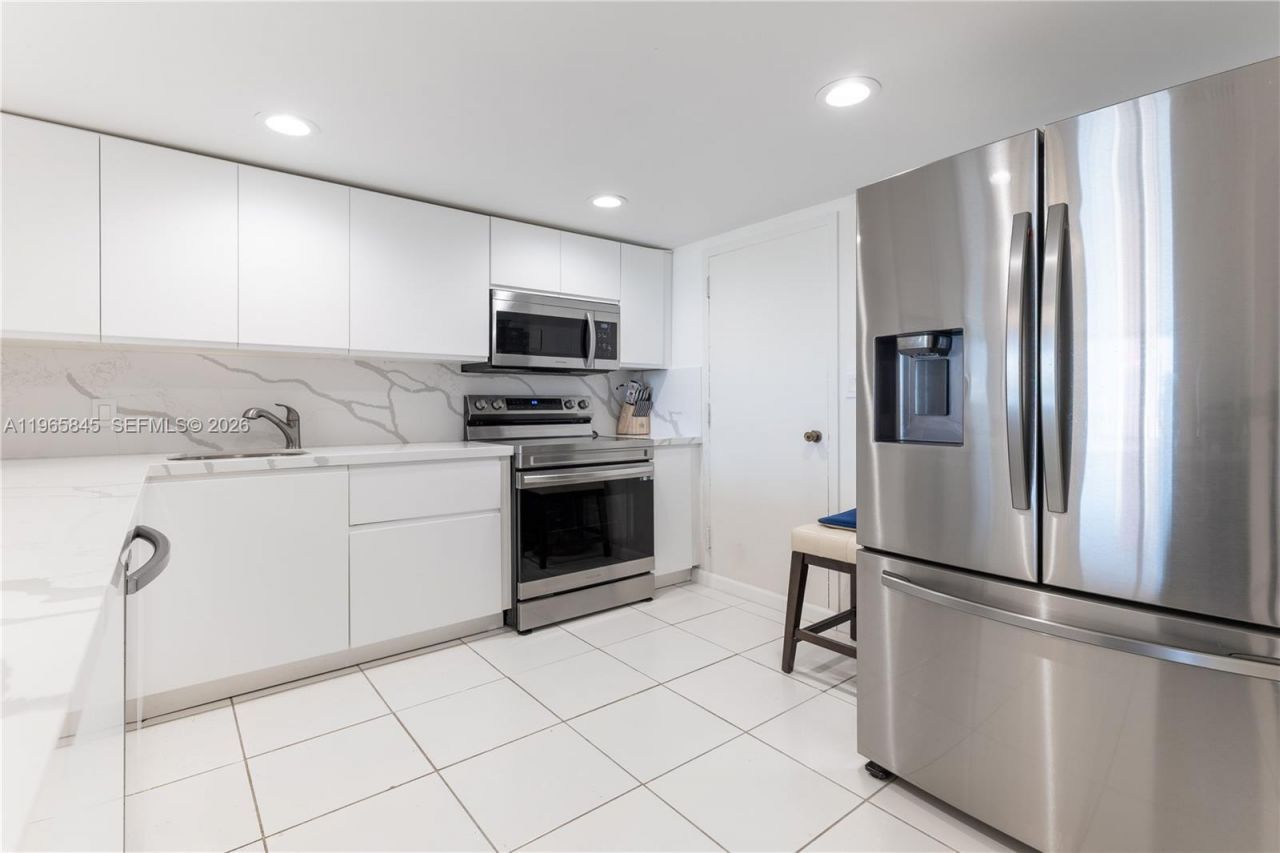 427 Golden Isles Dr , Unit 16F, Hallandale Beach, FL 33009 Photo