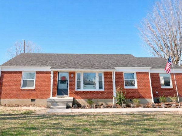 817 Captain Dr, Lawrenceburg, TN 38464