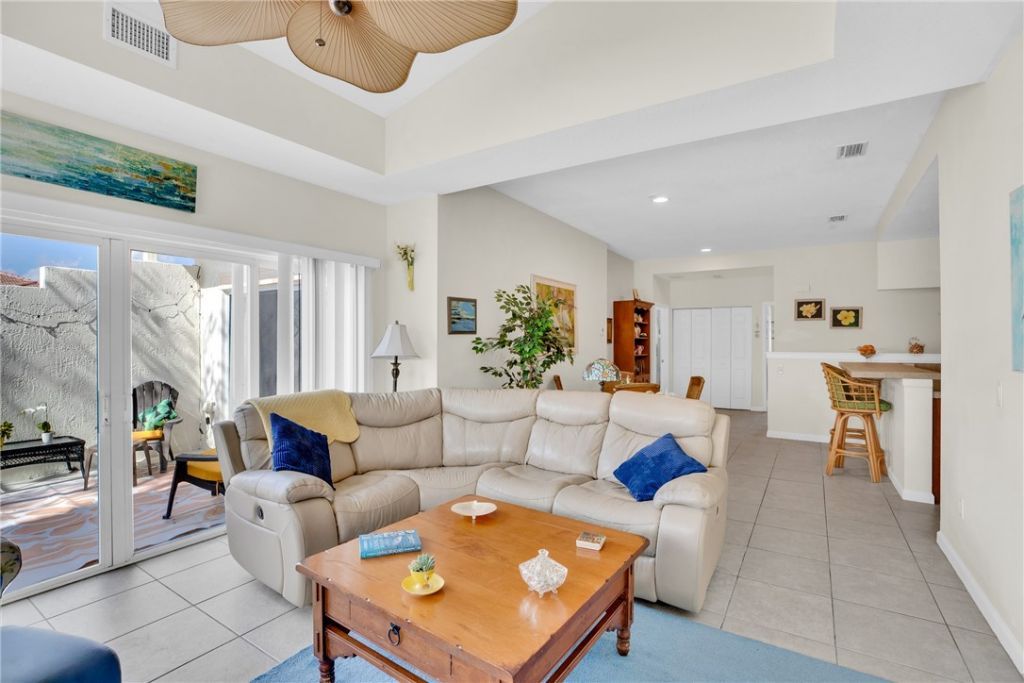 528 7th Square Sw, Unit 202, Vero Beach, FL 32962 Photo