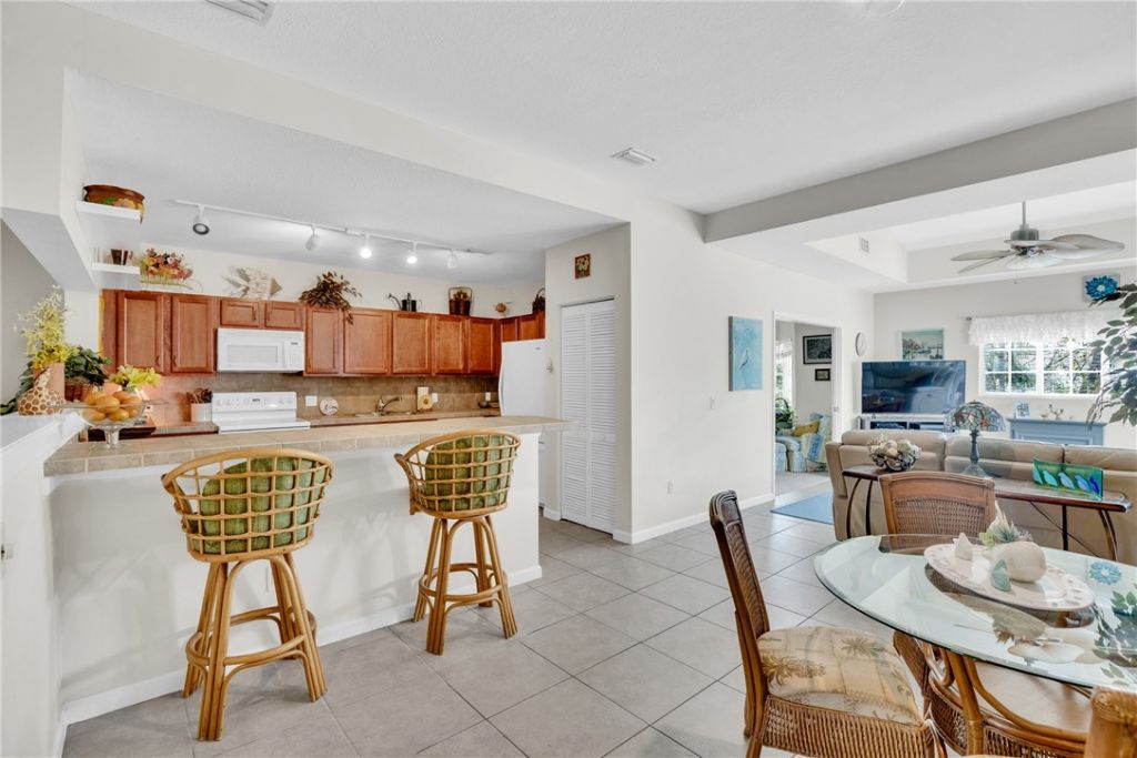528 7th Square Sw, Unit 202, Vero Beach, FL 32962 Photo