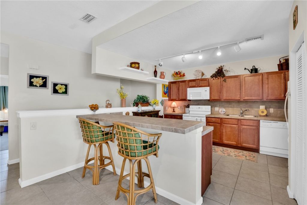 528 7th Square Sw, Unit 202, Vero Beach, FL 32962 Photo