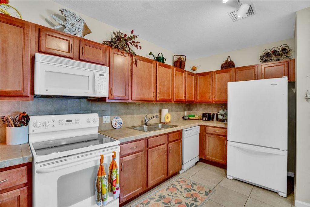 528 7th Square Sw, Unit 202, Vero Beach, FL 32962 Photo