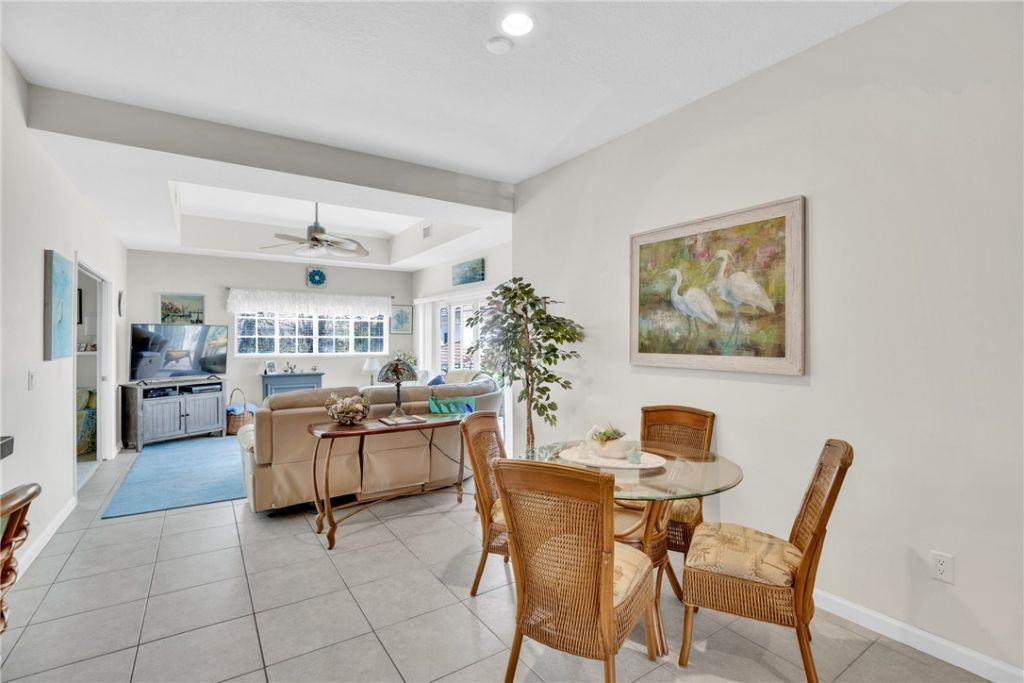 528 7th Square Sw, Unit 202, Vero Beach, FL 32962 Photo