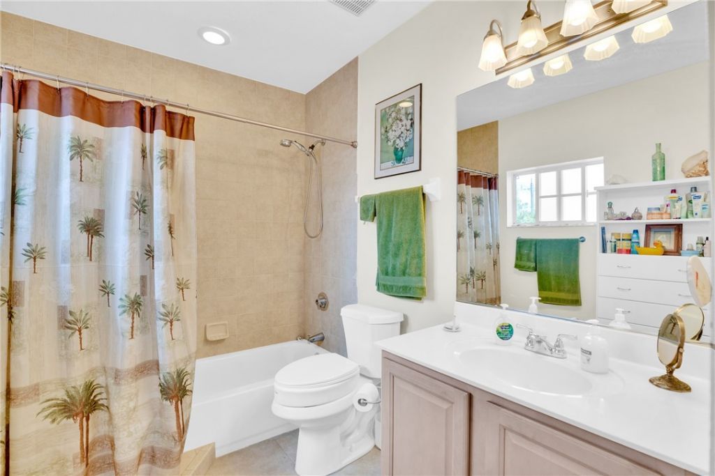 528 7th Square Sw, Unit 202, Vero Beach, FL 32962 Photo