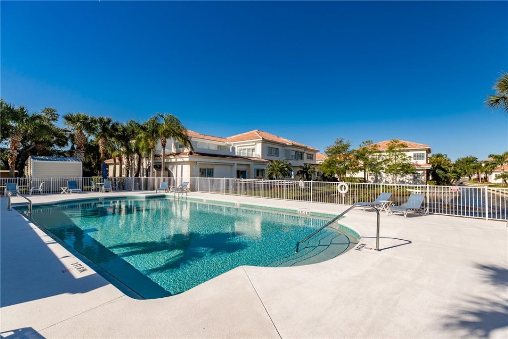 528 7th Square Sw, Unit 202, Vero Beach, FL 32962 Photo