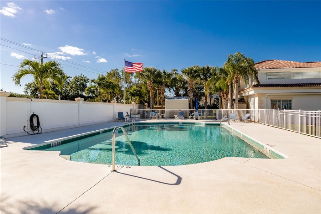 528 7th Square Sw, Unit 202, Vero Beach, FL 32962 Photo