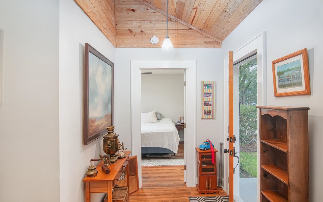 108 Howard St. Photo 4