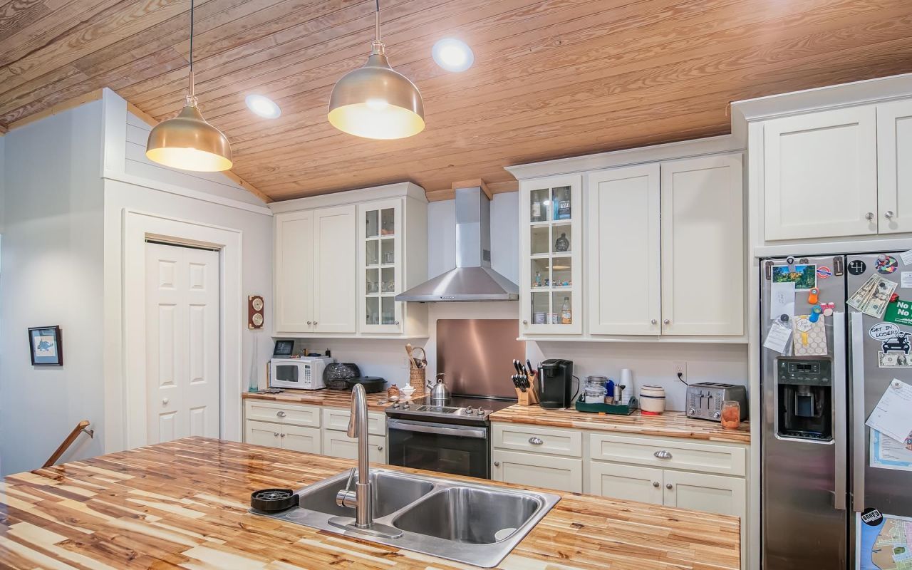 108 Howard St. Photo 6