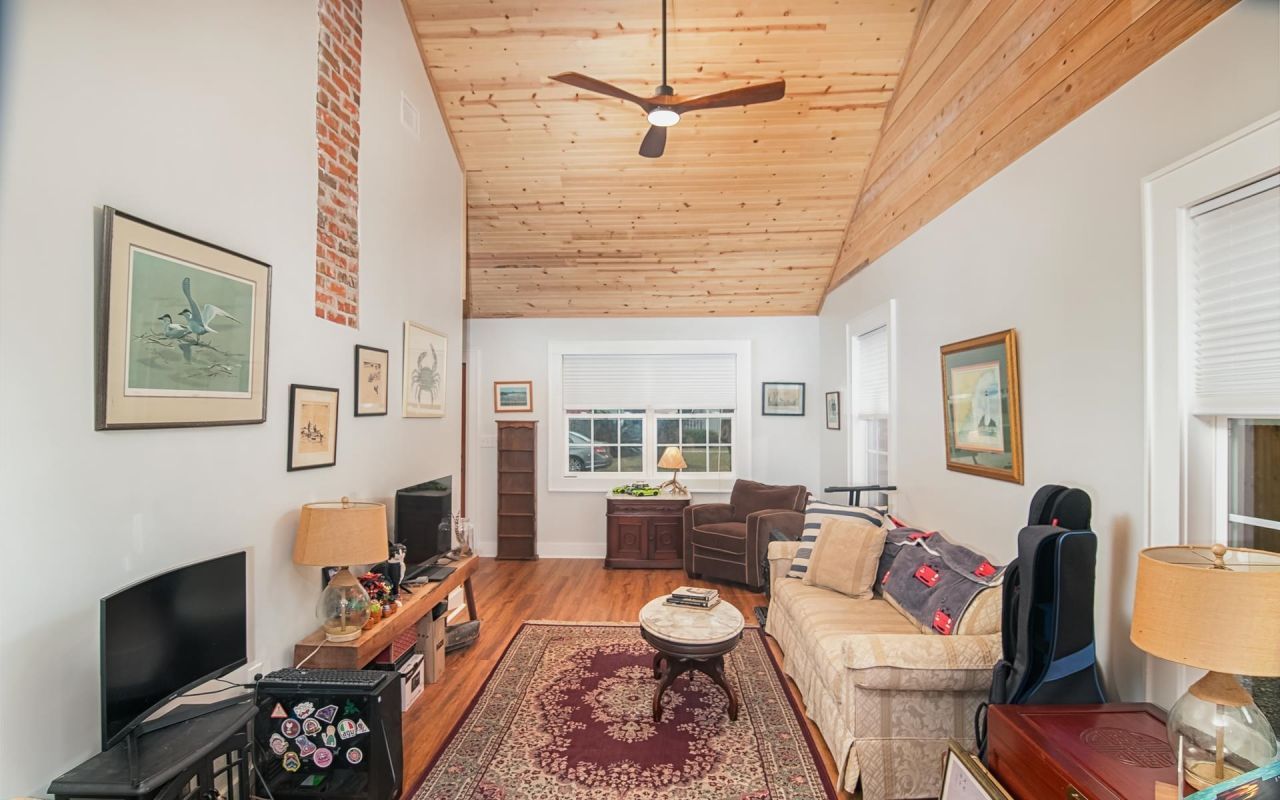 108 Howard St. Photo 9