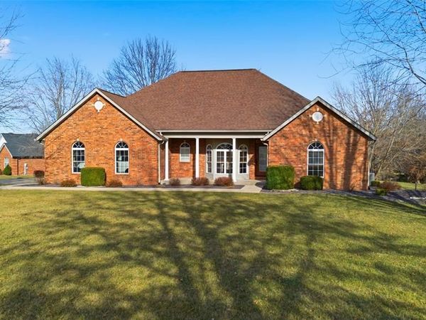 4200 Laurel Oak Lane, Smithton, IL 62285