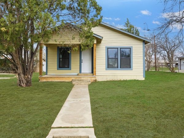 1521 B Street, Floresville, TX 78114