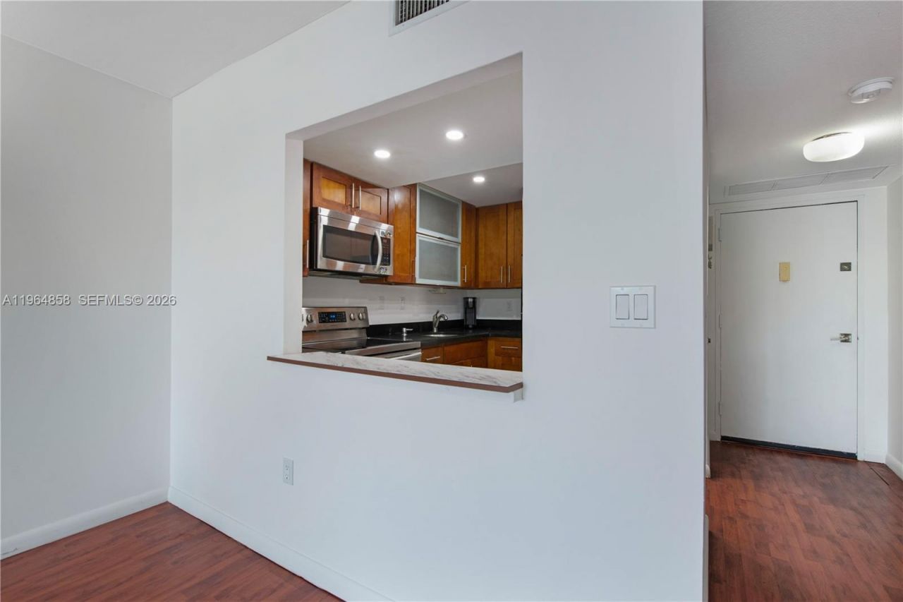 3731 N Country Club Dr , Unit 229, Aventura, FL 33180 Photo