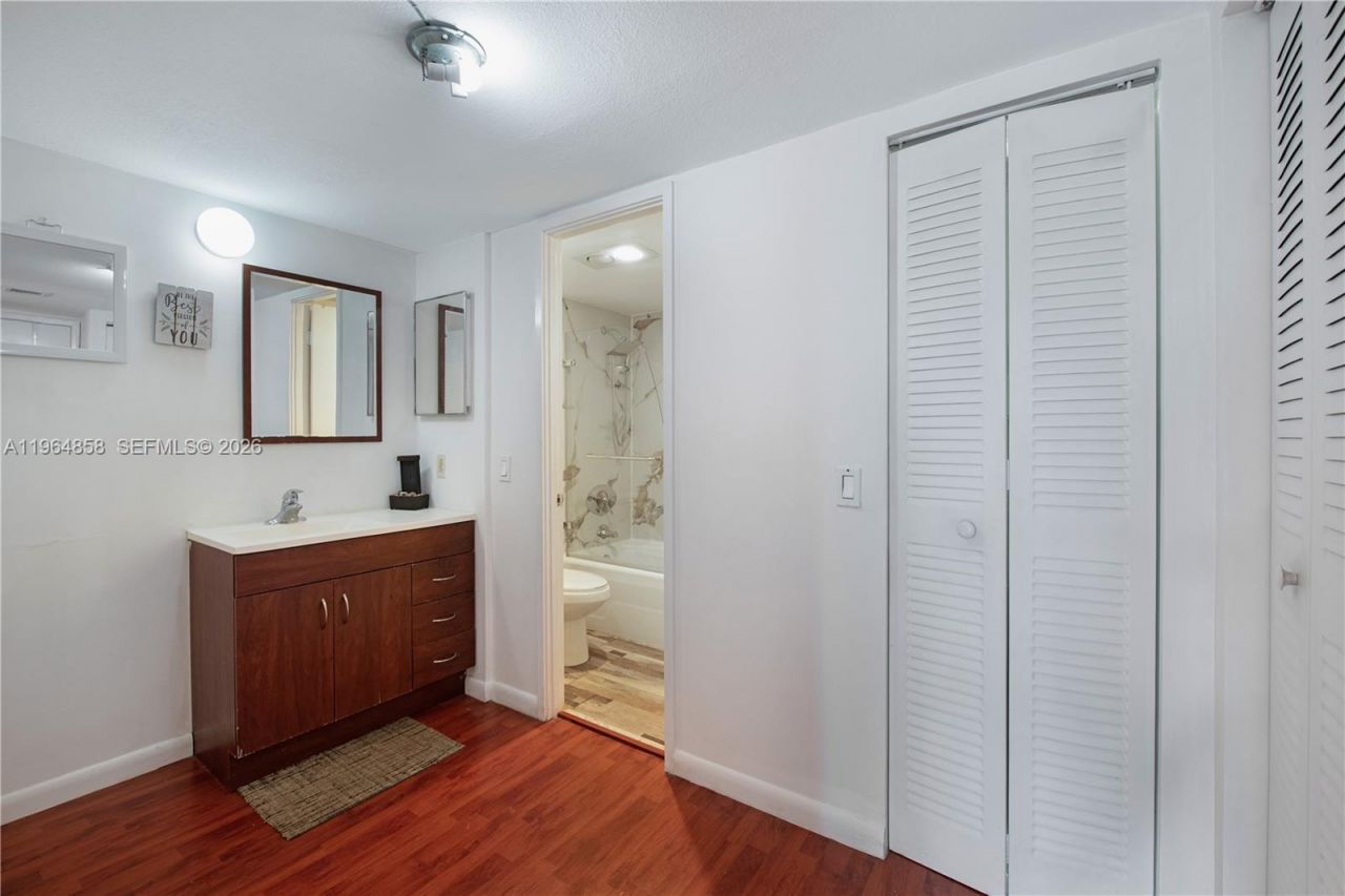 3731 N Country Club Dr , Unit 229, Aventura, FL 33180 Photo