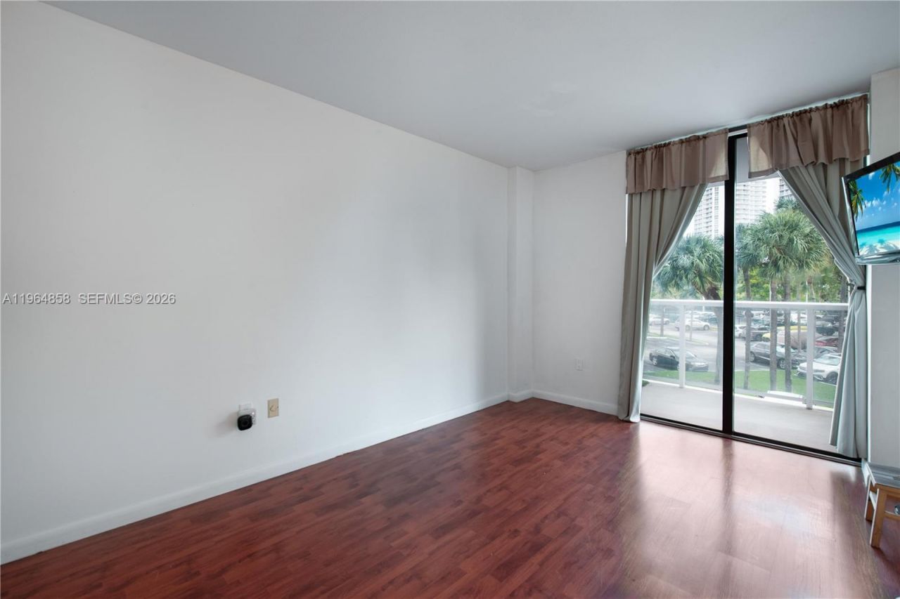 3731 N Country Club Dr , Unit 229, Aventura, FL 33180 Photo