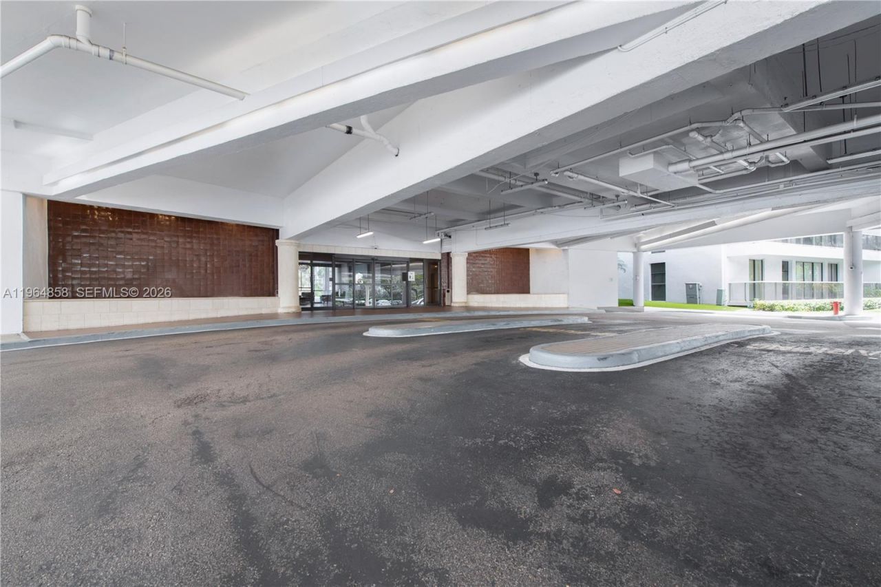 3731 N Country Club Dr , Unit 229, Aventura, FL 33180 Photo