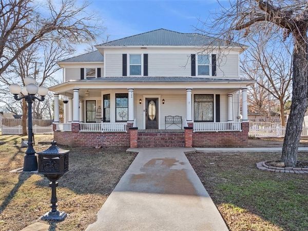 900 W 6th Street, McGregor, TX 76657