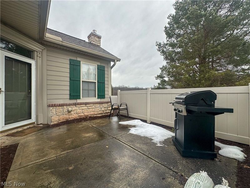 404 River Glen Drive NE, Warren, OH 44484 Photo 2