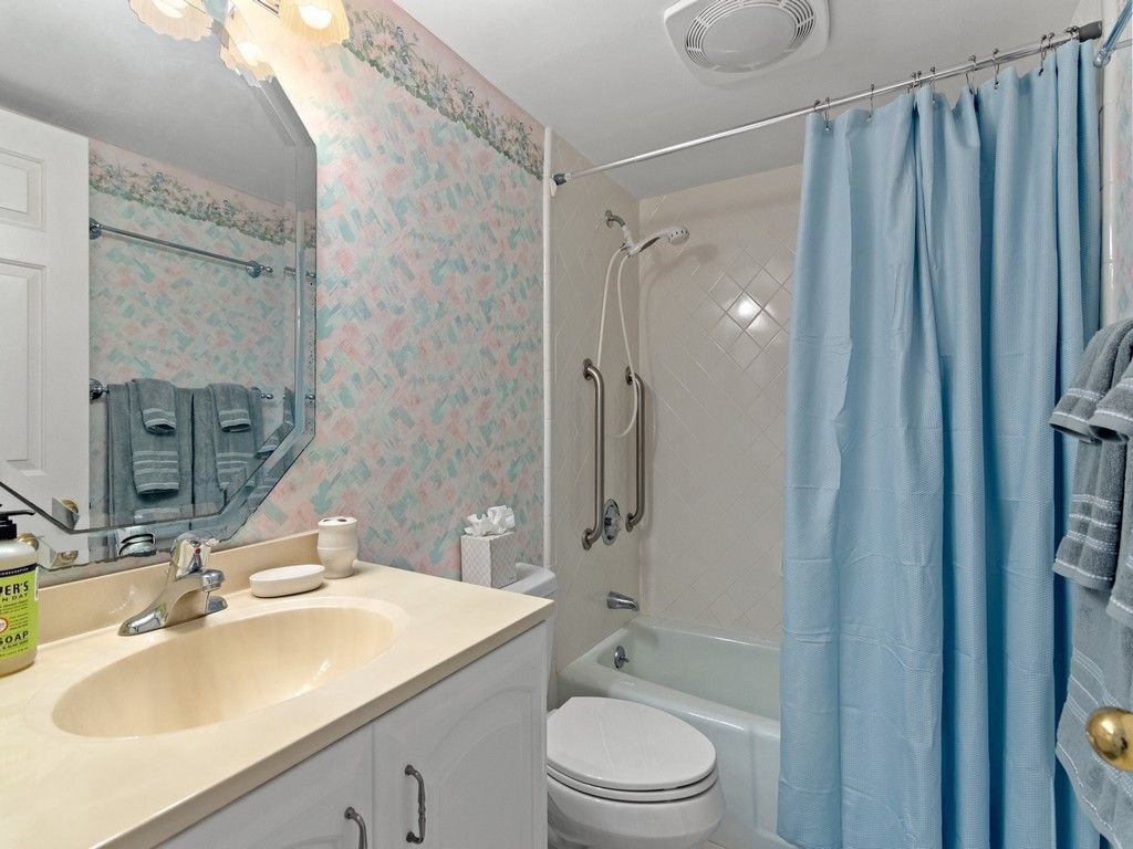 4141 Ocean Drive, Unit 402, Vero Beach, FL 32963 Photo