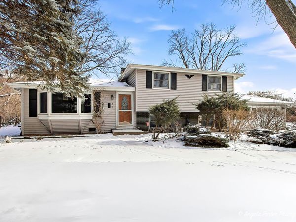 8 E Rollins Road, Round Lake Beach, IL 60073