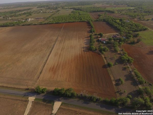 12296 La Vernia, Adkins, TX 78101