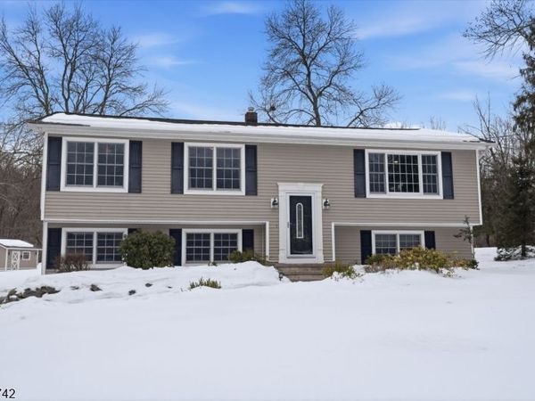 521 Cokesbury Rd, Clinton, NJ 08801