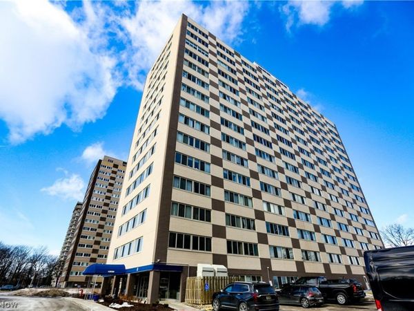 12520 Edgewater Drive, Unit 306, Lakewood, OH 44107
