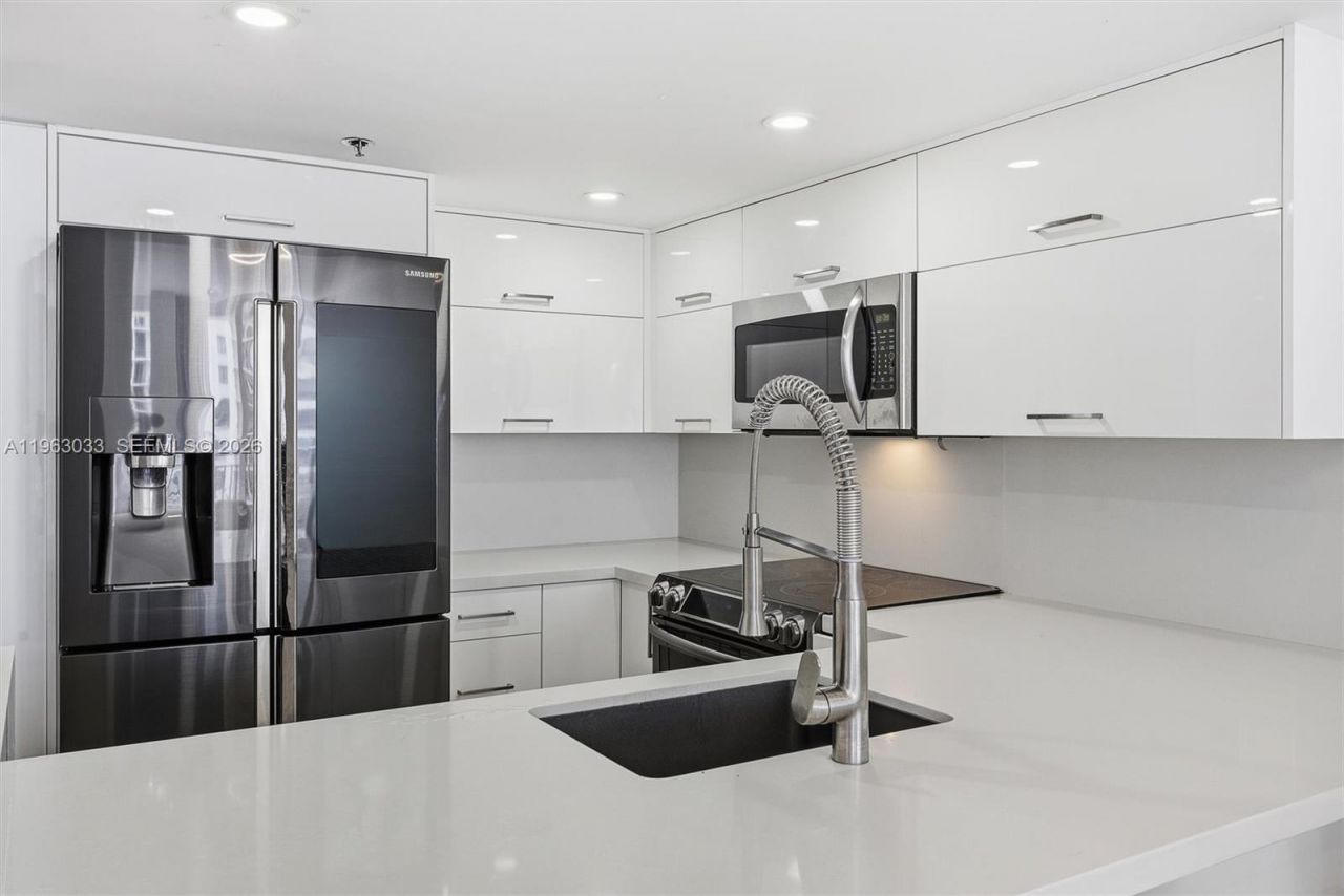 540 Brickell Key Dr, Unit 823, Miami, FL 33131 Photo