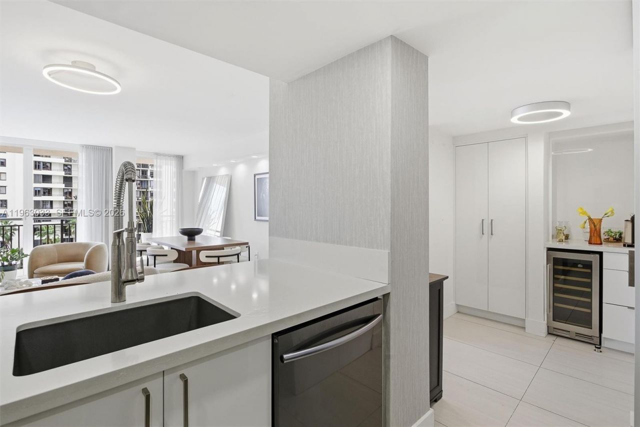 540 Brickell Key Dr, Unit 823, Miami, FL 33131 Photo