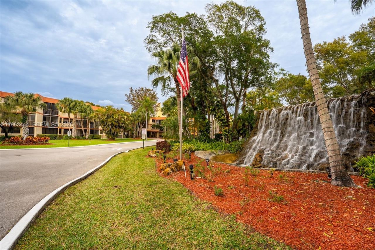16475 Golf Club Rd, Unit 307, Weston, FL 33326 Photo
