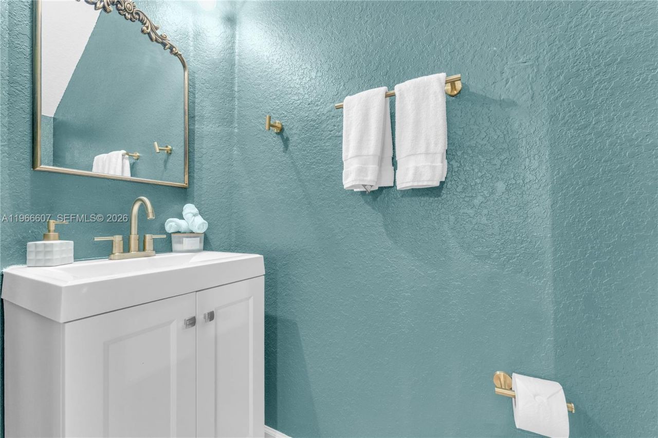 8844 S Isles Cir, Tamarac, FL 33321 Photo