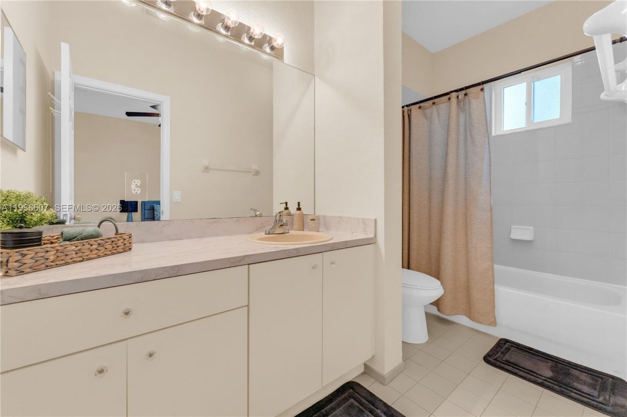 8844 S Isles Cir, Tamarac, FL 33321 Photo