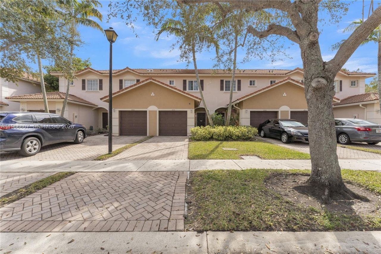 8844 S Isles Cir, Tamarac, FL 33321 Photo