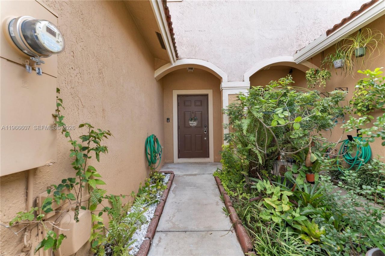 8844 S Isles Cir, Tamarac, FL 33321 Photo