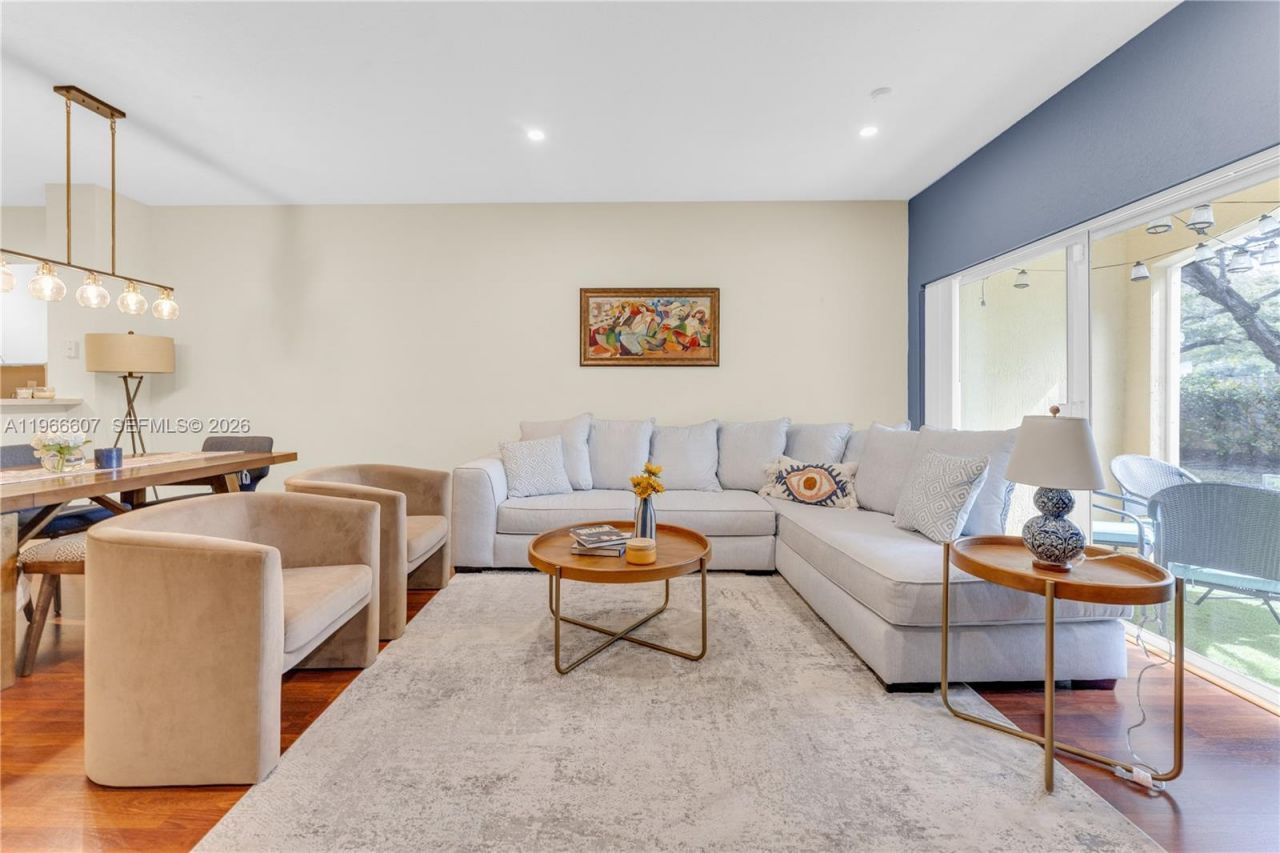 8844 S Isles Cir, Tamarac, FL 33321 Photo