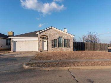 1025 Buffalo Springs Drive, Fort Worth, TX 76140