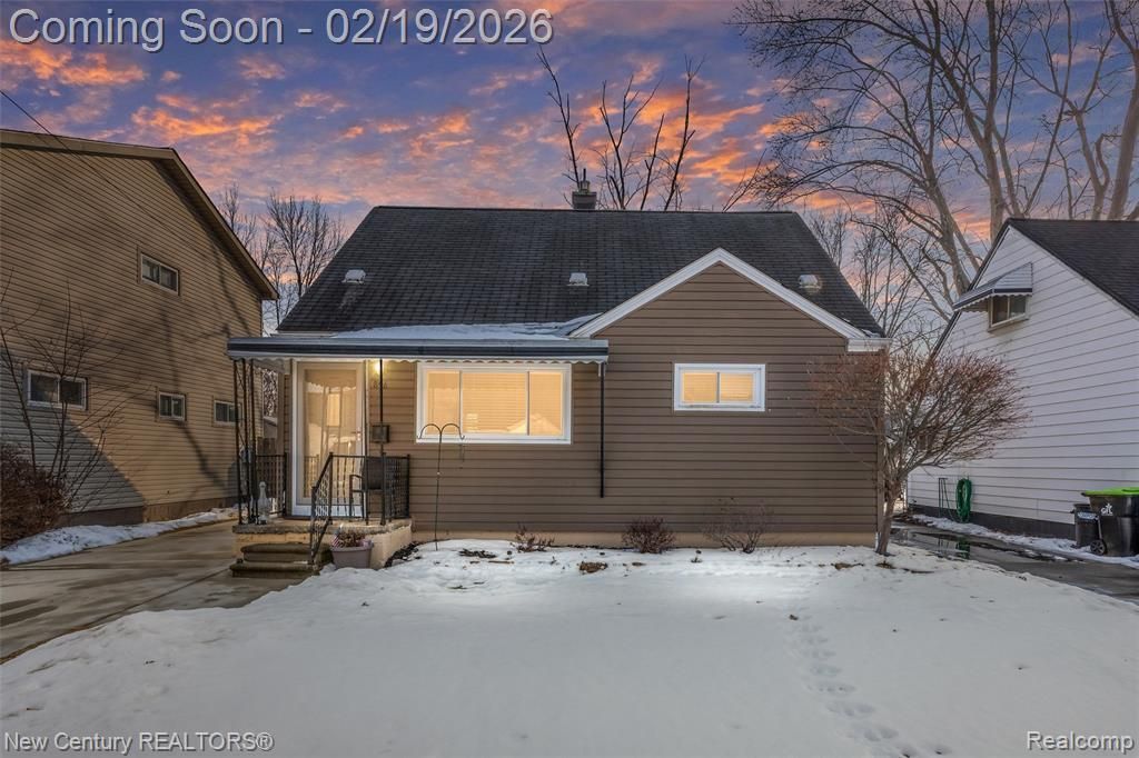 896 E Dallas Avenue, Madison Heights, MI 48071 Main Photo