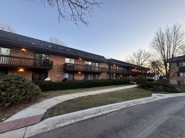 8200 Woodglen Lane, Unit 107, Downers Grove, IL 60516