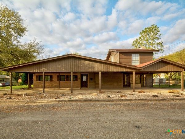 102 Rivercrest Street , Luling, TX 78648