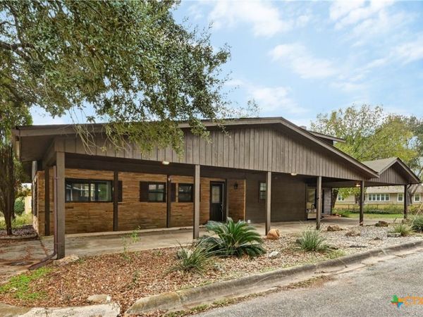 102 Rivercrest Street , Luling, TX 78648