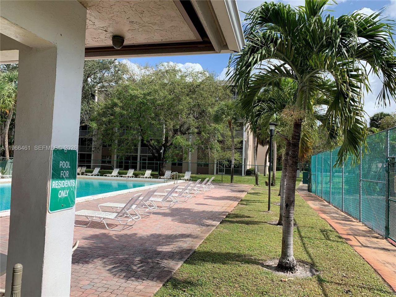 1075 Riverside Dr , Unit 405, Coral Springs, FL 33071 Photo