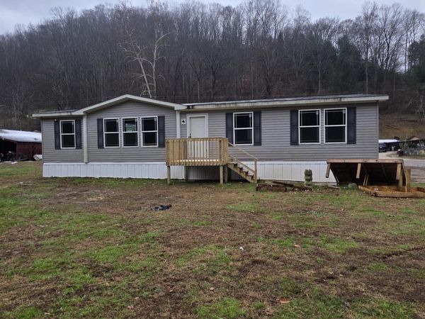 35 Lakeshore Drive, Chapmanville, WV 25508