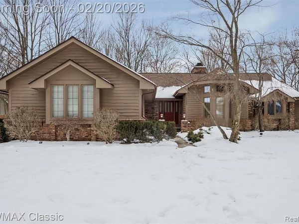 43484 Scenic Lane, Novi, MI 48167