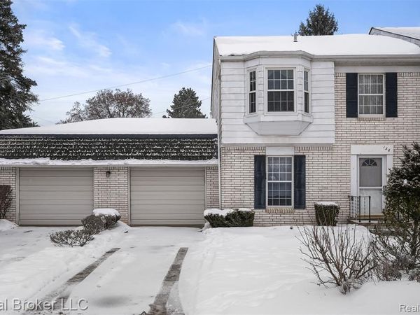136 Stratford Lane, Rochester Hills, MI 48309