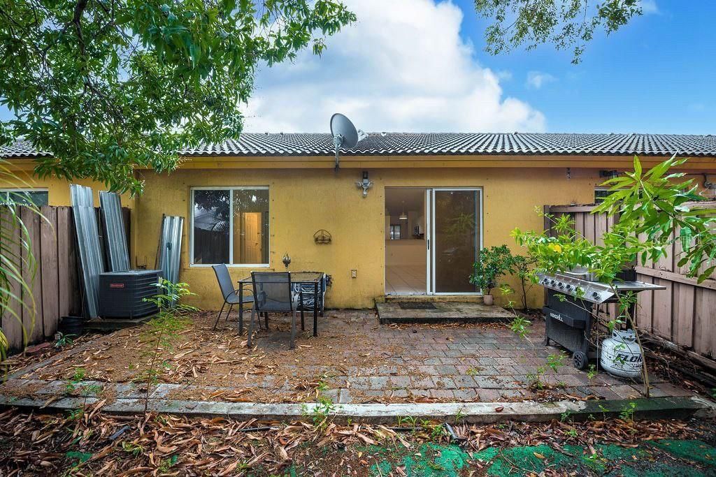 401 NE 1st Court, Unit 7-2, Hallandale Beach, FL 33009 Photo