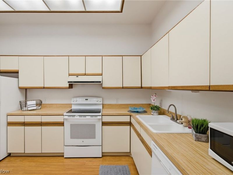 4557 Saint James Circle NW, Canton, OH 44708 Photo 5